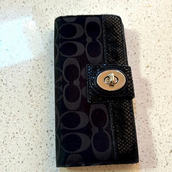 Coach Signature Black Canvas Snakeskin Printed Turn Lock Checkbook Bifold Wallet - Picture 1 of 8